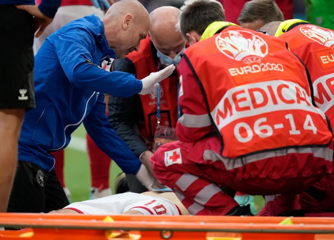 丹麦球员埃里克森在欧洲杯赛场突然倒地，比赛暂停近两小时