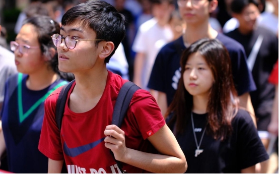 河南考生有多难？2021年高考招生又出争议，郑大河大缩招10%