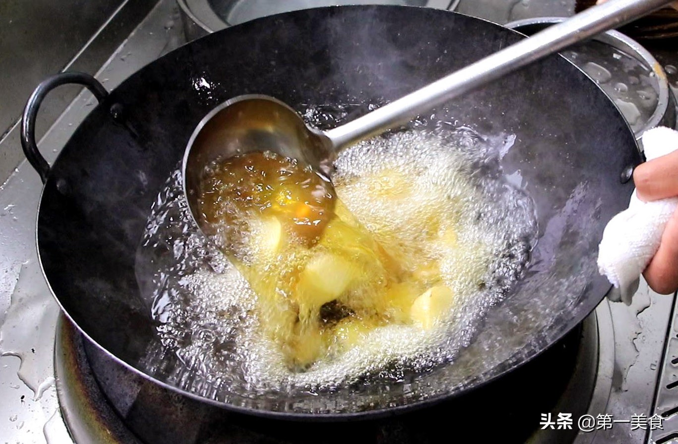 茄子土豆青椒地三鲜的家常做法（在家做下饭必备的地三鲜）