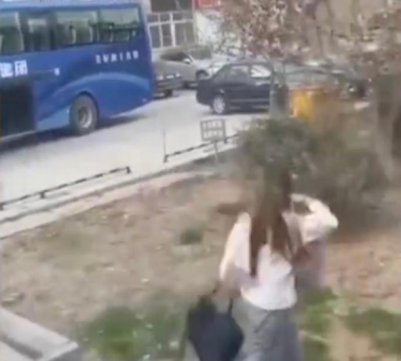 拿不到钱网暴父亲，贡献裸照试图围攻父母，魔法猪女孩什么来头？