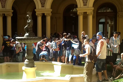 马拉多纳遗体告别仪式（马拉多纳遗体告别仪式现场发生混乱 仪式提前结束）-趣拿体育