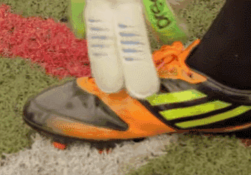 足球怎么开大脚有力（「维维守门教程」掌握这些细节，球门球轻松开大脚）