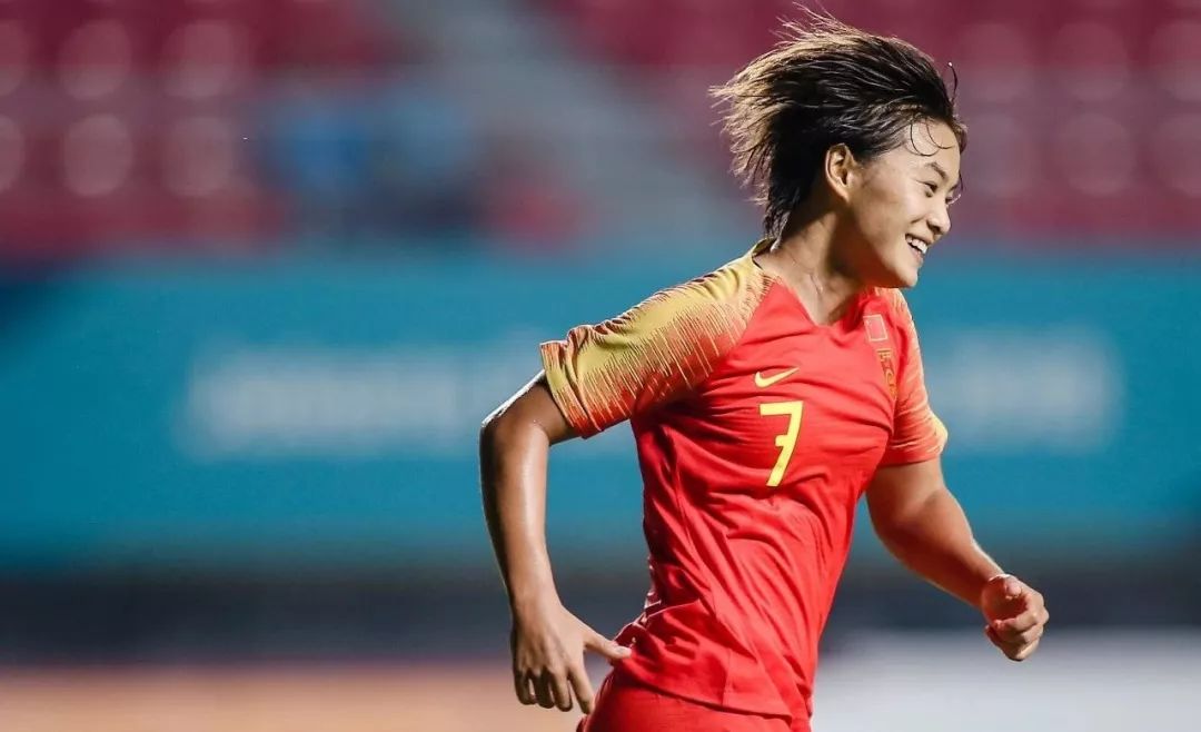 拜托踢球的短发女孩纸超酷的好吧～(铿锵真本色|女足王霜,女孩王霜)