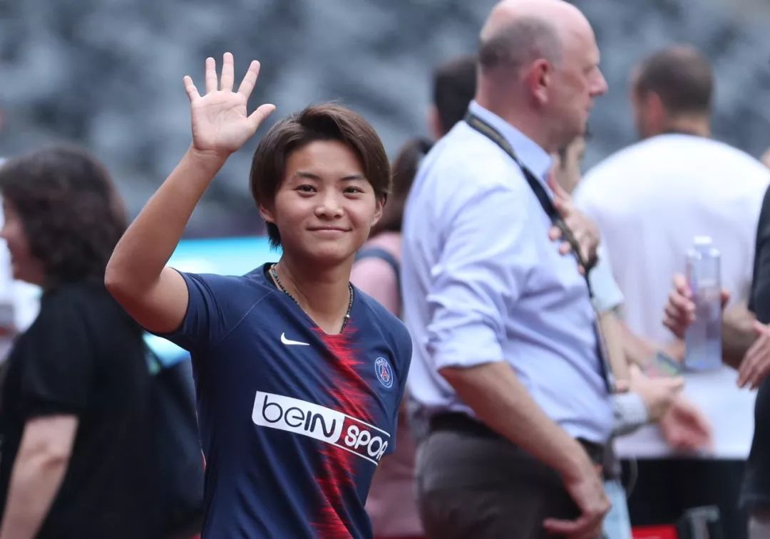 拜托踢球的短发女孩纸超酷的好吧～(铿锵真本色|女足王霜,女孩王霜)