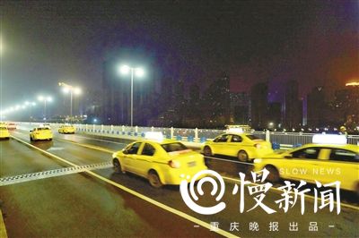 牛角沱嘉陵江大桥恢复通车 的哥凌晨排长龙通过