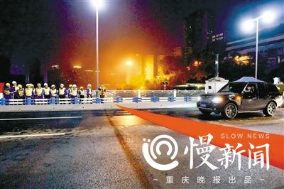 牛角沱嘉陵江大桥恢复通车 的哥凌晨排长龙通过