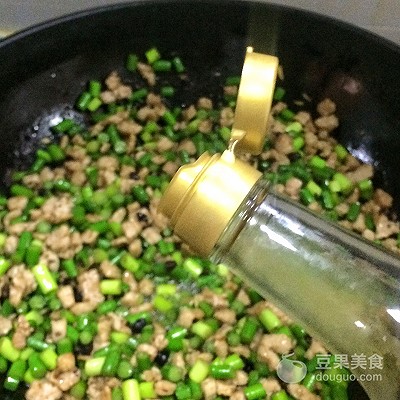 下饭菜：豆豉肉末炒蒜芯