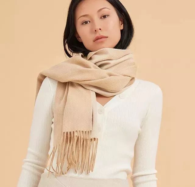 一条羊绒围巾，比两件毛衣还暖和