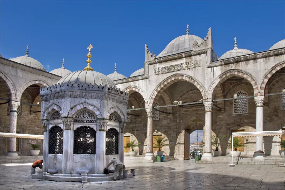像是蓝色清真寺(sultanahmet mosque),叶尼清真寺(yeni mosque)