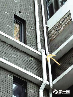 外墙排水管断裂导致阳台地漏无法排水 该如何解决？