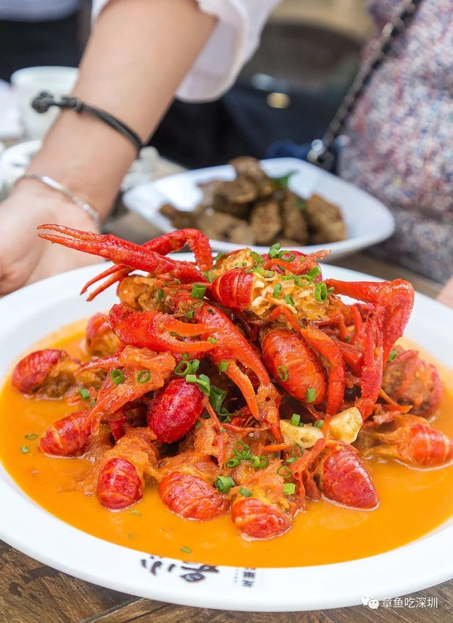 来龙巢吃小龙虾看世界杯(深圳这家大boss龙虾店,99%的人都知道)_十大