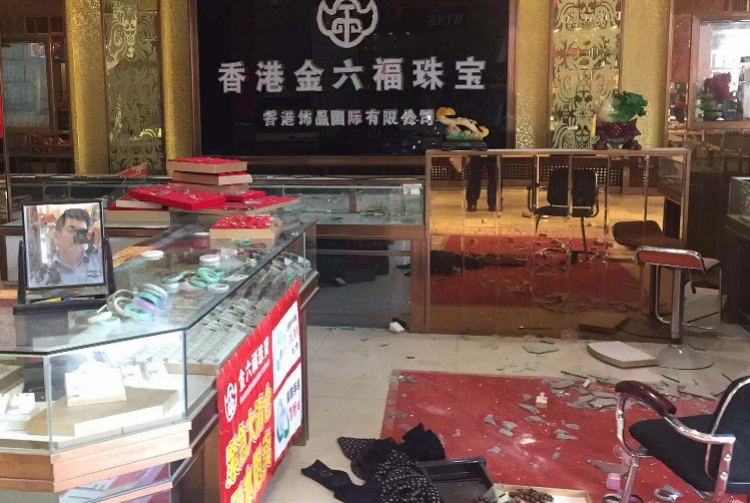 男子洗劫深圳一珠宝店后回现场扮顾客问价，被警方当场抓获