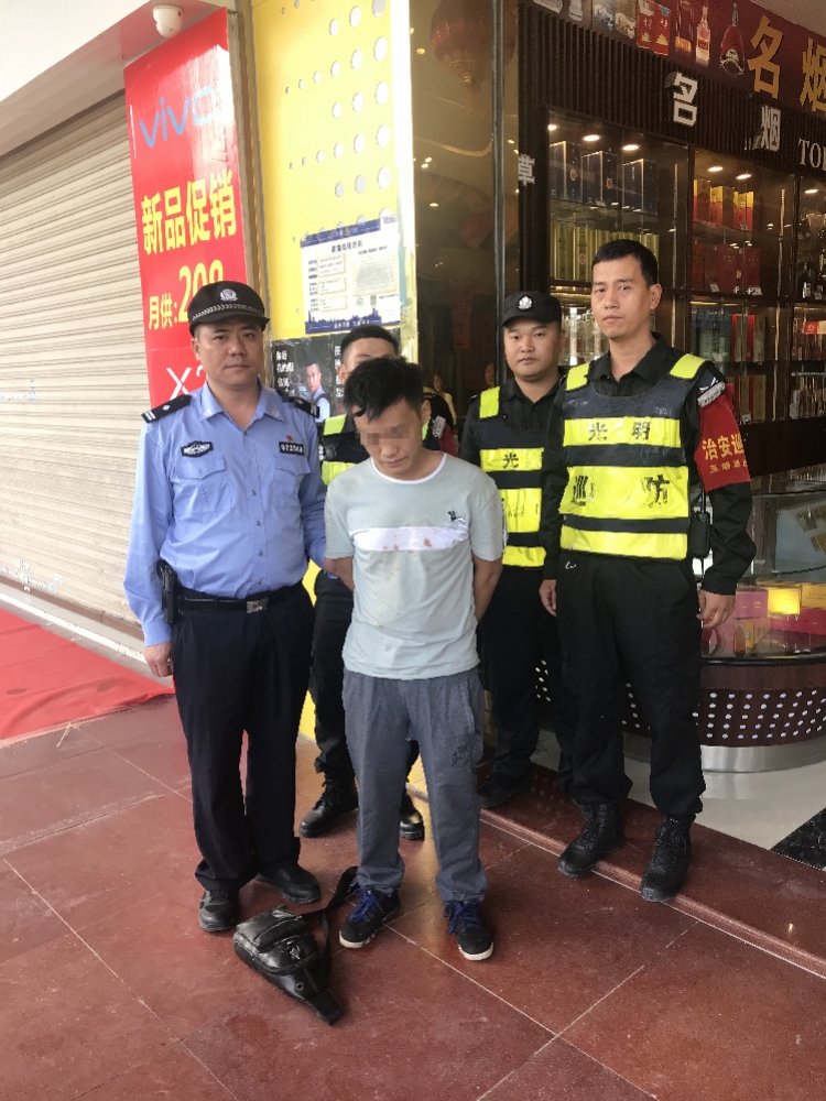 男子洗劫深圳一珠宝店后回现场扮顾客问价，被警方当场抓获