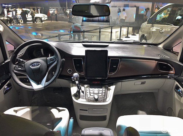 2018广州车展:江淮新款瑞风m5上市 售价13.95-16.65万元