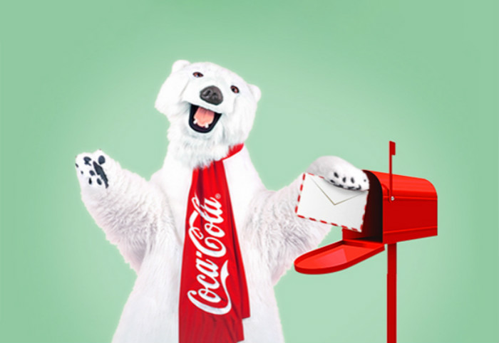 北极熊让足球飞(「发现好物」想和可口可乐“萌宠”北极熊一起堆雪人，再来个温暖的抱抱)