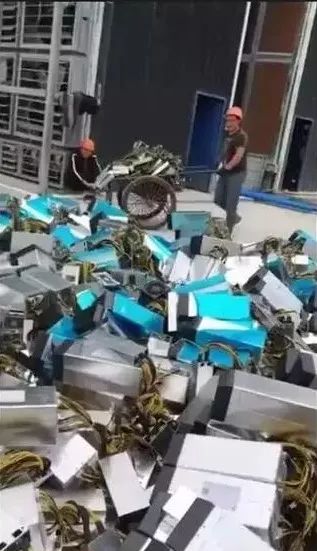 比特币“闪崩”之后，矿机按斤甩卖，有人投10万只剩2000