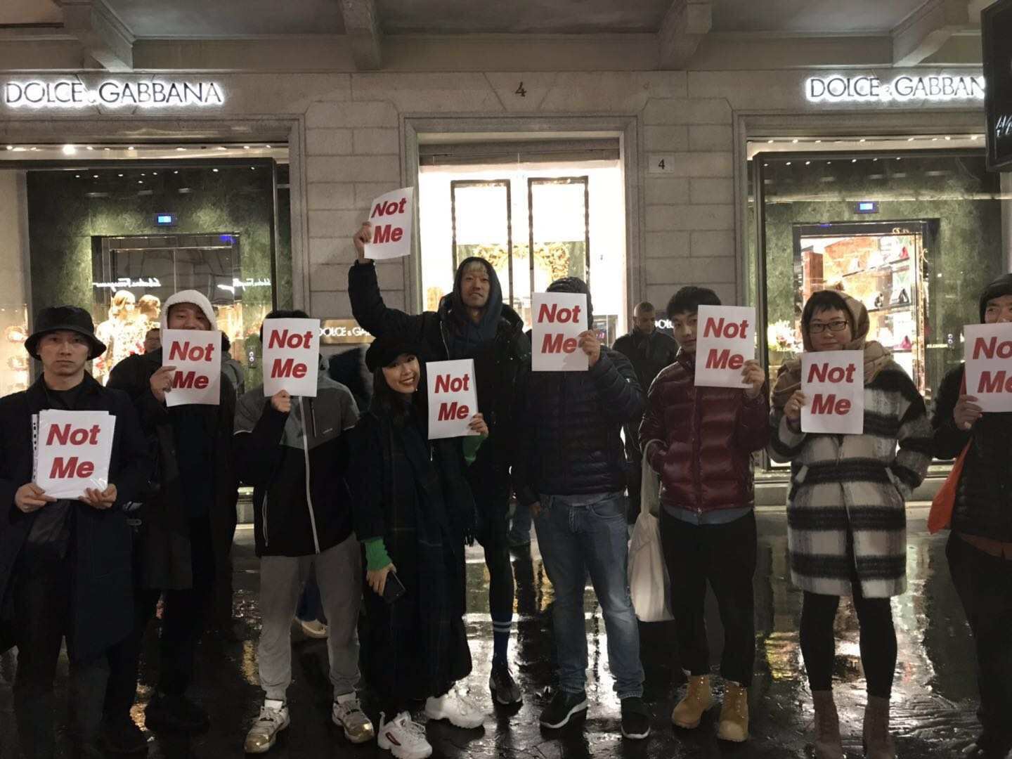 米兰球迷组织提出抗议(快看｜Dolce  Gabbana米兰总部门口现抗议人群，其首次回应辱华事件未提道歉)