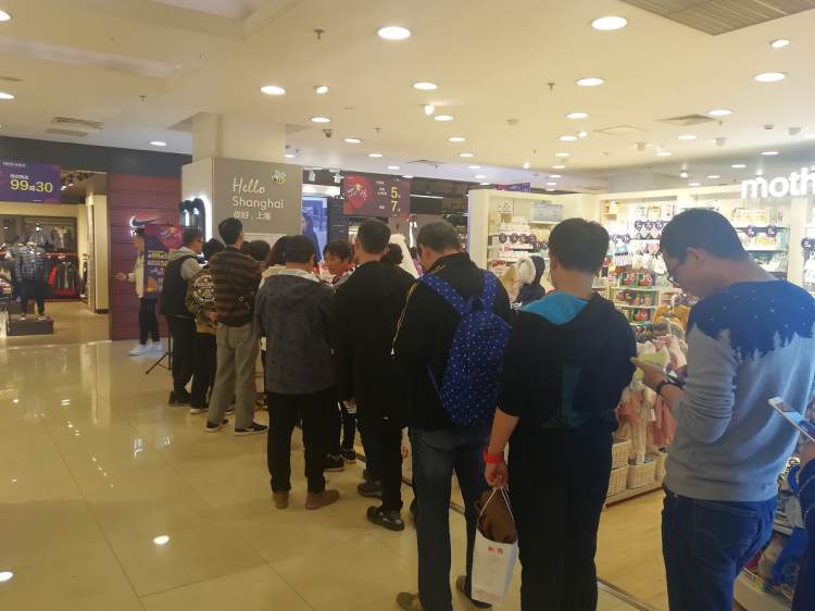 巴黎春天不打烊今晚启动！VIP专场十倍积分，换券队伍排出超百米