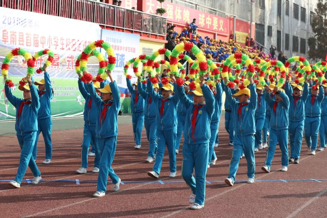 阜南五初第二届足球联赛开幕式(43支代表队、616名运动员、历时5天，阜南县首届中小学生校园足球联赛开幕啦！)