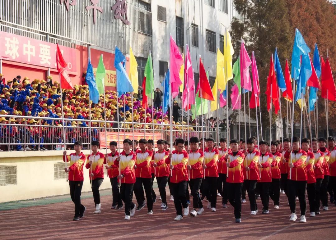 阜南五初第二届足球联赛开幕式(43支代表队、616名运动员、历时5天，阜南县首届中小学生校园足球联赛开幕啦！)