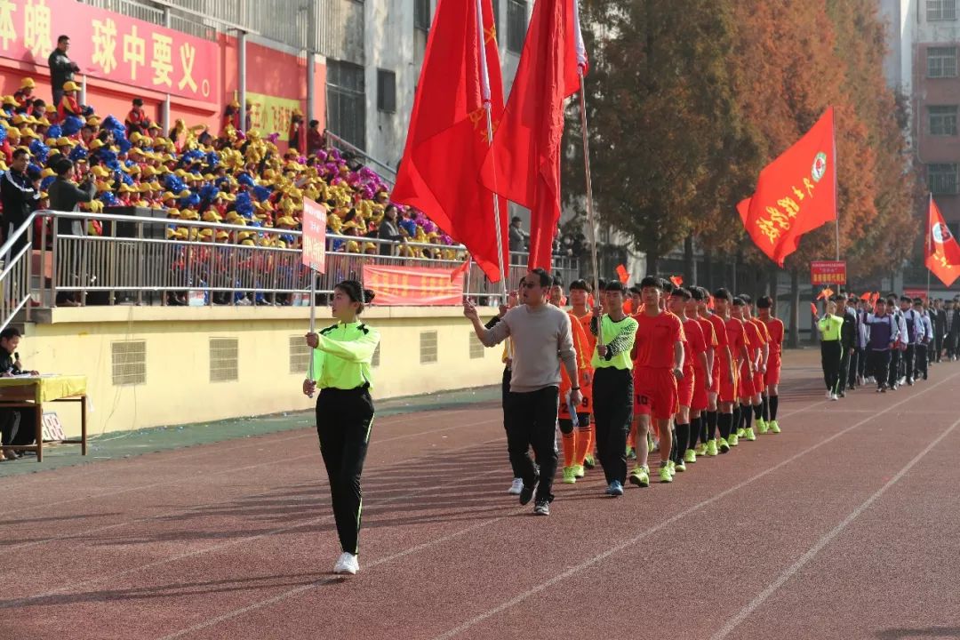 阜南五初第二届足球联赛开幕式(43支代表队、616名运动员、历时5天，阜南县首届中小学生校园足球联赛开幕啦！)