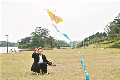 八旬爷爷擅长风筝特技表演 好友遍及高校学子