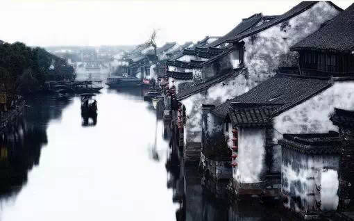 一袭江南梦，醉卧烟雨中！