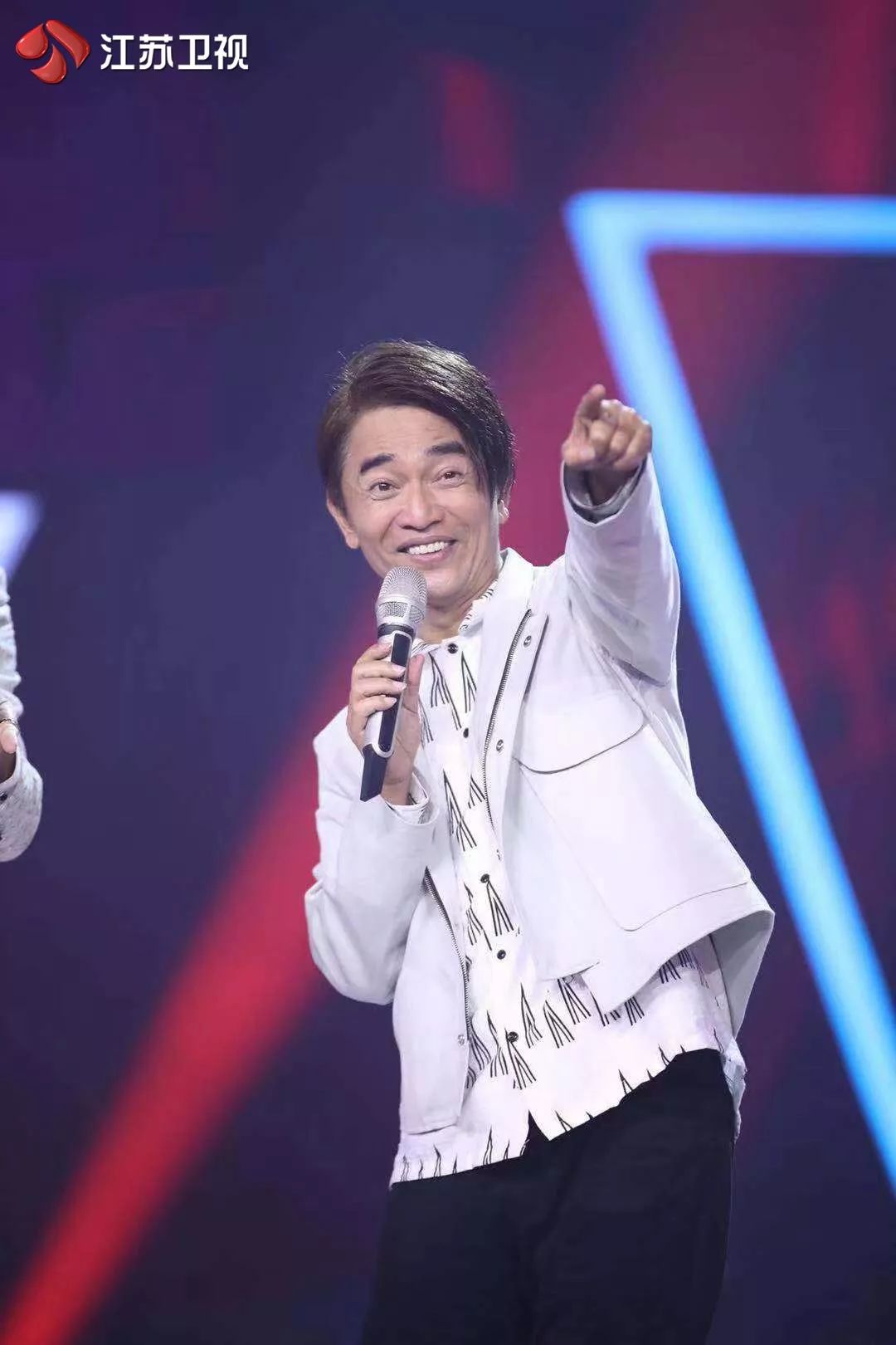 刘德华和梁朝伟的合体"的新晋唱将"启德龙"一开场就凭借着强大的综艺
