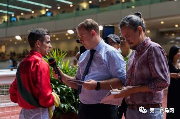 香港商报马经(「特稿」他曾是新加坡赛马会主要解说员，将在香港国际赛首秀英文解说！)