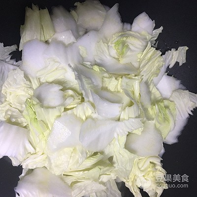 醋溜白菜的家常做法（教你做酸辣可口的醋溜白菜）