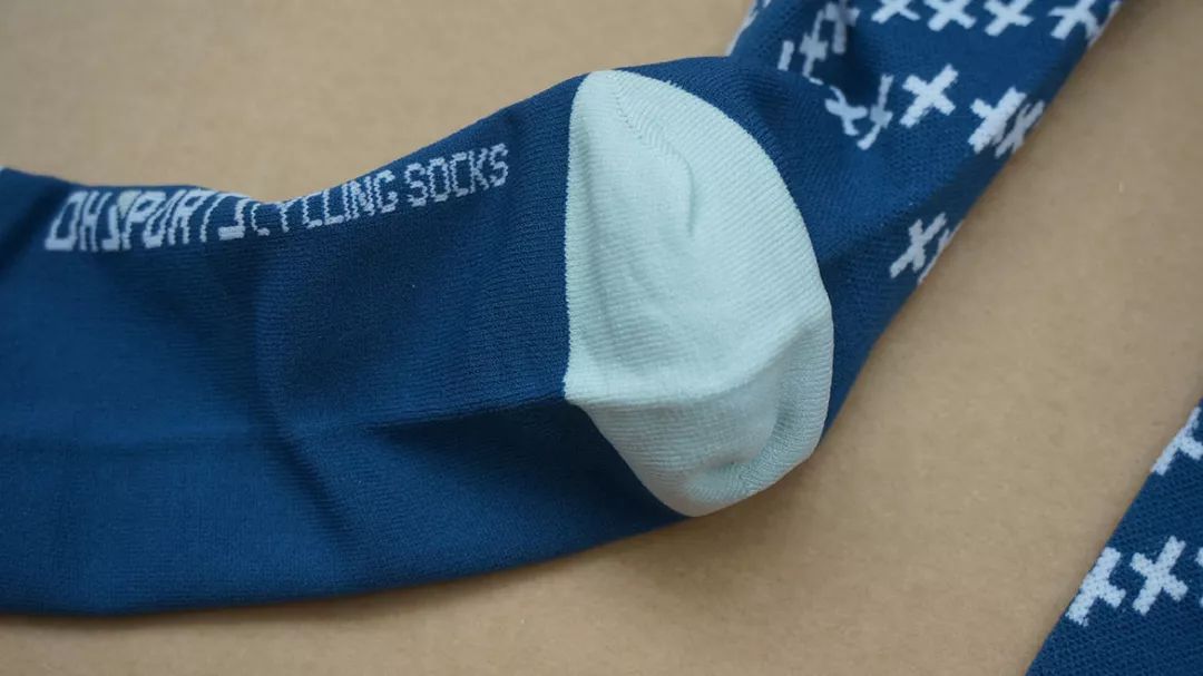 袜子头用了业内行话叫"无骨缝头",放在脚上自然联想到了无骨鸡脚什么