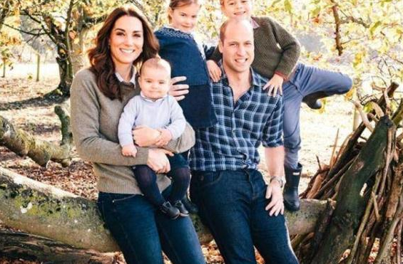 英皇室首度公开威廉凯特全家福！乔治、夏绿蒂萌得人心都融化了