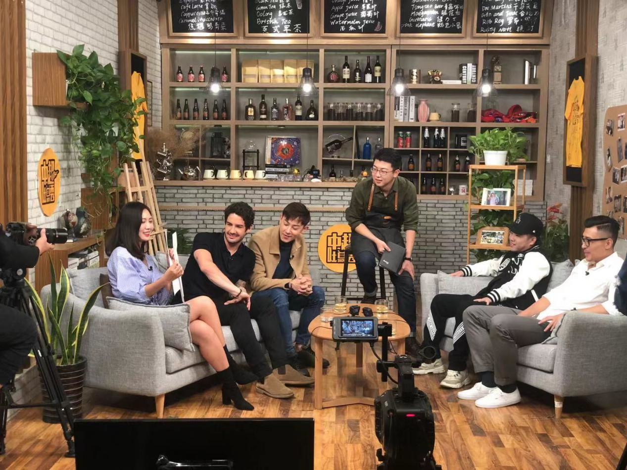 中超吐口秀美女主持叫什么（足球界的最强“吐槽大会”《中超吐口秀》成爆款）-华海博客