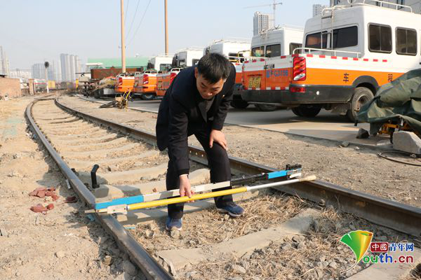 「见证·改革」让列车像改革开放一样行稳致远：千里铁道线上的护路“父子兵”