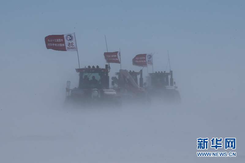 中国南极科考队内陆队经受强烈地吹雪考验