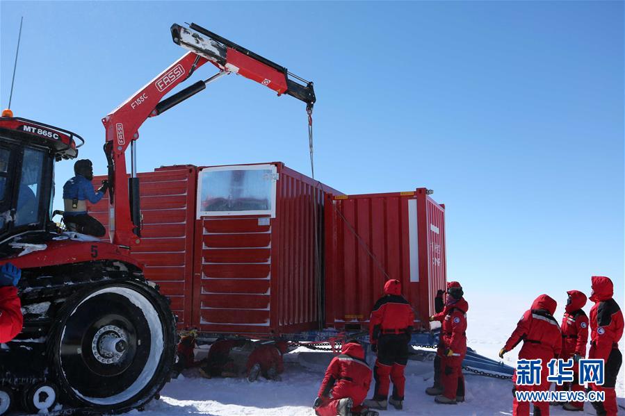 中国南极科考队内陆队经受强烈地吹雪考验