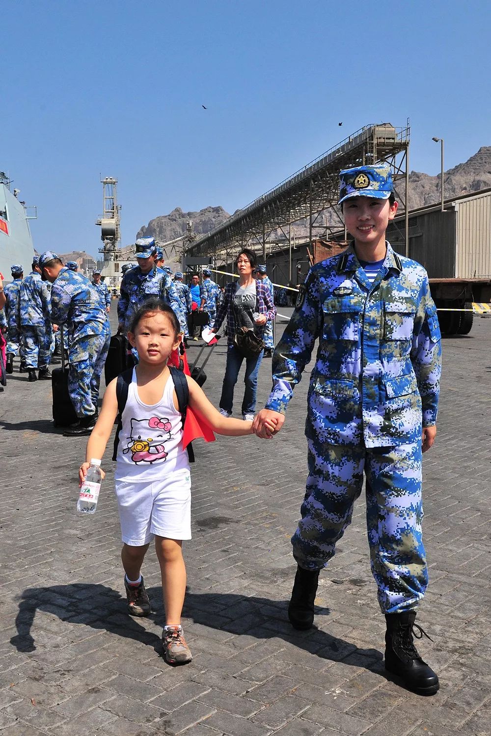 “这是我们的军舰，大家安全了！” 谢谢你，中国海军！