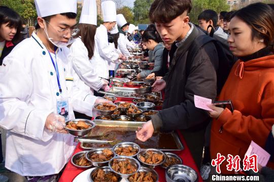 武汉一高校捕鱼3万斤 免费烹饪给师生享用