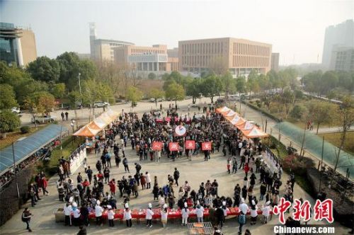 武汉科技大学第4年举办“沁湖鱼宴” 免费烹饪给师生享用