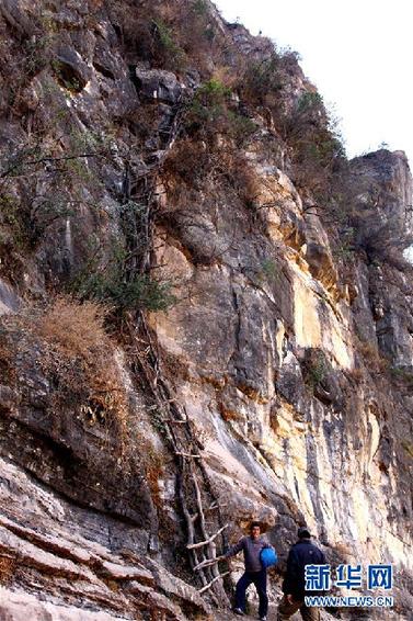 大凉山“悬崖村”：瑞雪天里话变迁