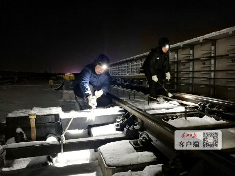 零下4度赤手掏冰渣，地铁人风雪坚守保地铁正运行