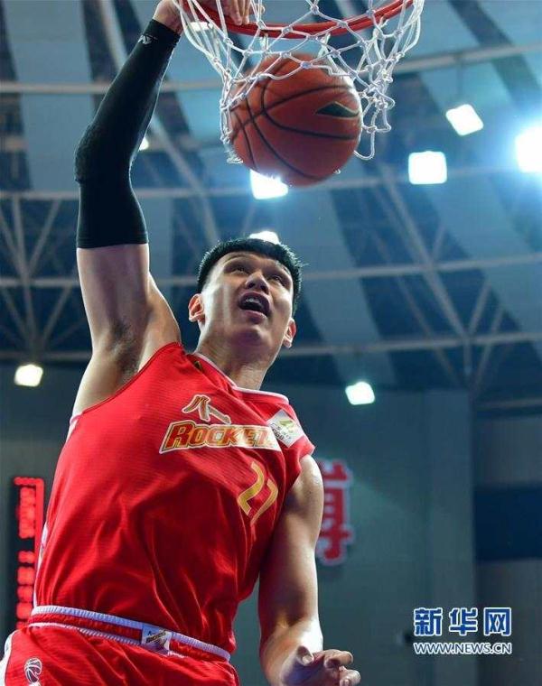 八一南昌队球员许钟豪(左一)突破福建晋江文旅队球员王哲林,孙喆(右)