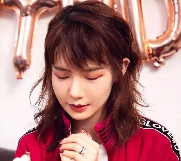 明星明明不差钱，为什么戚薇也会割出肉条双眼皮？