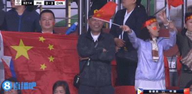 最可爱的人！中国球迷全场助威，终场前高唱国歌