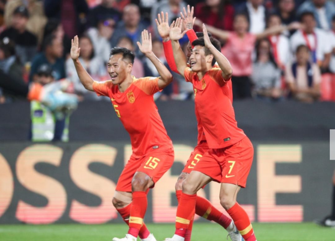 中国与菲律宾足球2018亚洲杯(蒿俊闵策动3个进球，国足3:0菲律宾提前出线，里皮的选择太对了！)