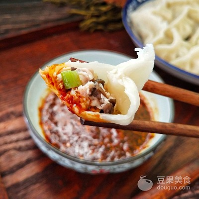 年味十足的中式面点 木耳猪肉月牙饺