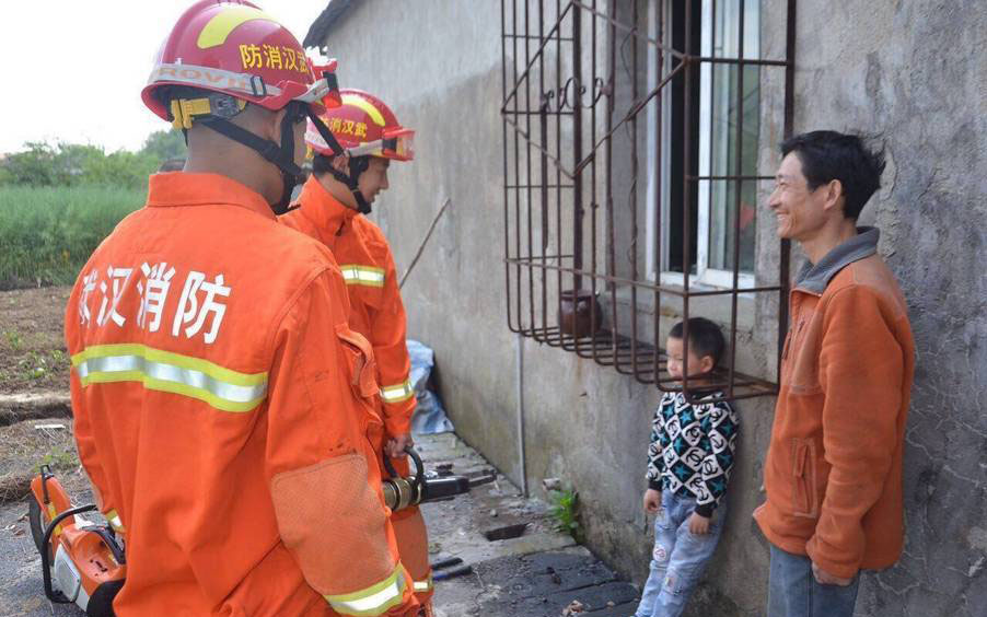 “双喜”临头：熊孩子误把痰盂当帽子戴 结果卡住了