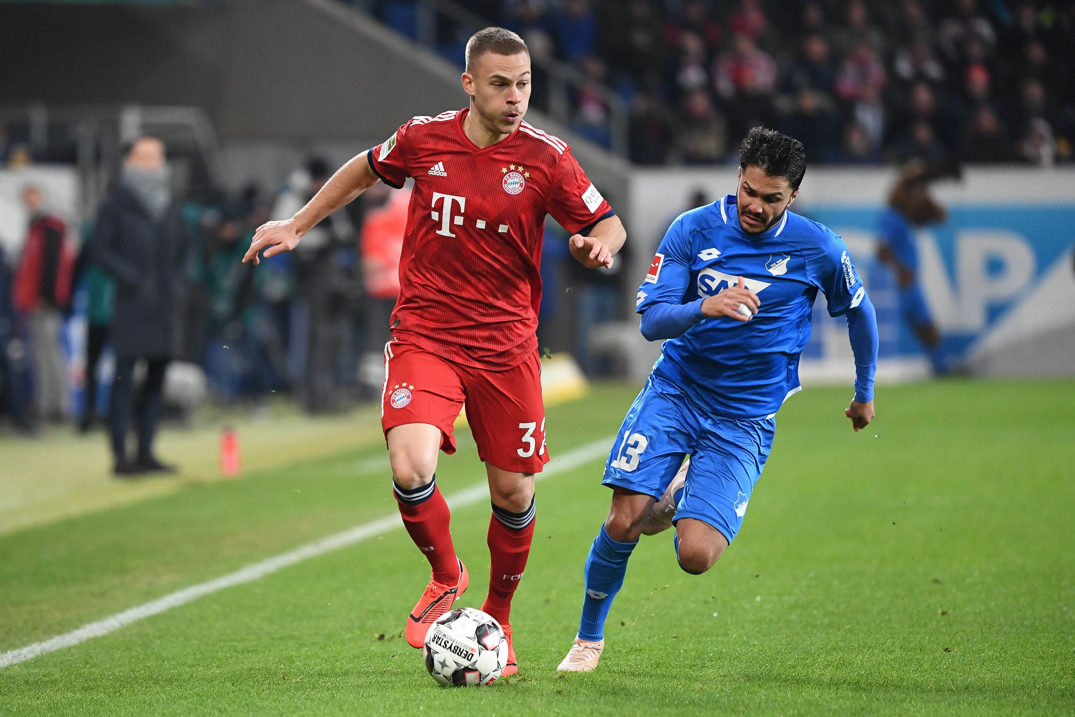 日,拜仁慕尼黑队球员穆勒(右二)和罗德里格斯(右一)拥抱庆祝比赛胜利