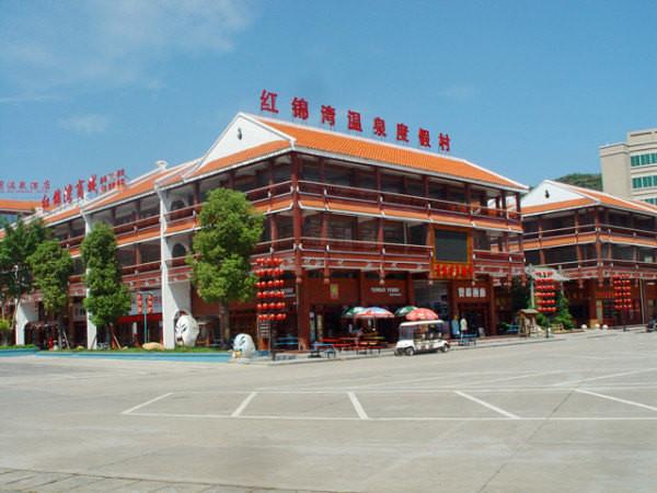 代表有丹霞印像,原色客栈等;平民化的民宿多在阳元山景区的瑶塘村和多