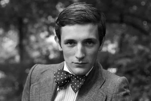 可偏偏,他们却同时爱上了法国贵族美男子 jacques de bascher,就是